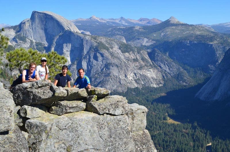 Vrchol Yosemite Falls s výhledem na Half Dome, Road Trip - Národní parky USA, západ