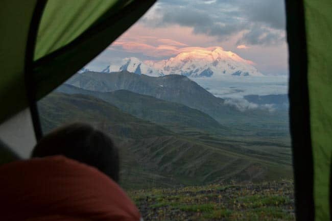 Východ slunce s výhledem na Denali ze stanu, Aljaška zajímavosti