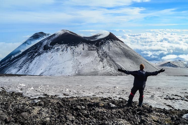 Sopka Etna: rady a tipy, Jak dlouho trvá výstup? Jak se dostat na Etnu? Co si s sebou na trek sbalit? Cena lanovky. Vše, co potřebujete vědět včetně osobních zážitků.