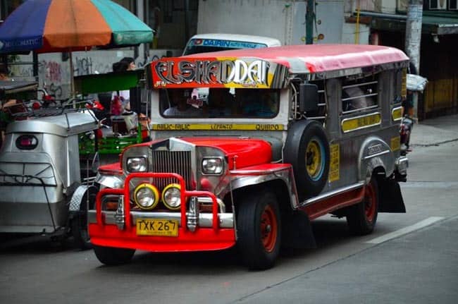 Jeepney - typický prostředek MHD, Filipíny