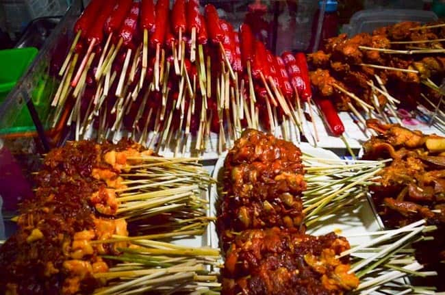 Špízy připravené ke grilování - na takovéto Street Food stánky narazíte na Filipínách na každém kroku