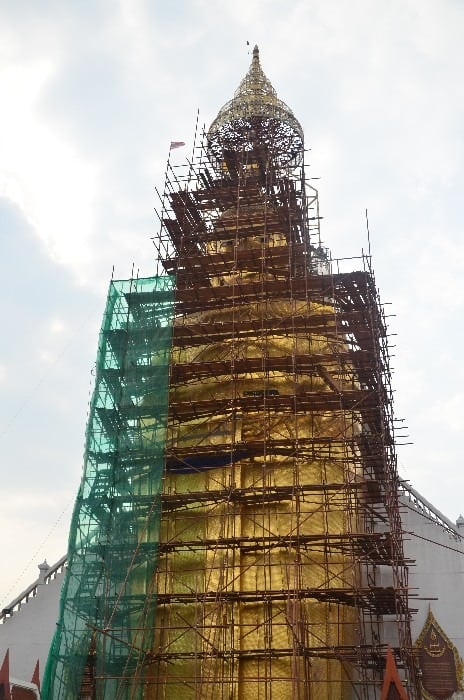 Buddha under the construction - what a nice sight!