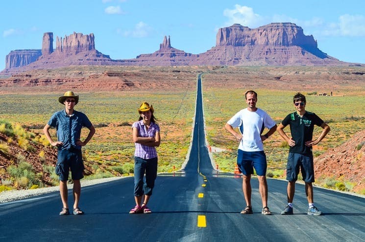 Plánujete Váš road trip po západě USA? Tento podrobný průvodce Vám poskytne popis nejkrásnějších míst, kam se podívat. Národní parky, epická místa, pěší túry, města a další.