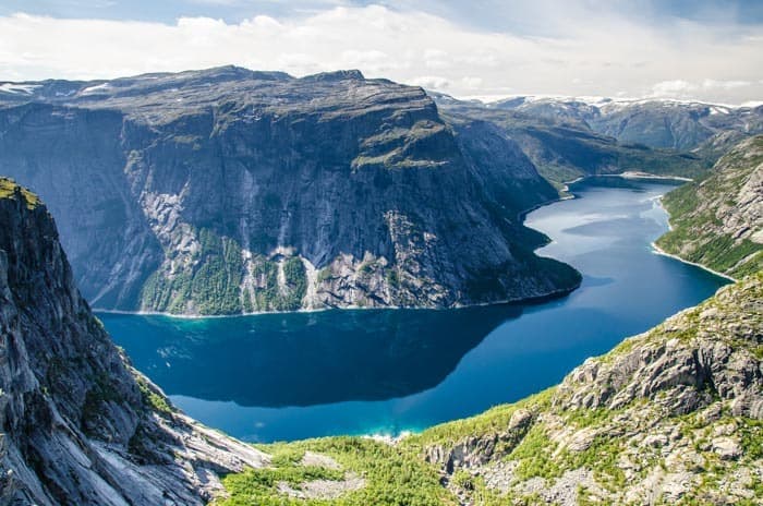 Pohled na přehradu ze známého trailu na Trolltungu