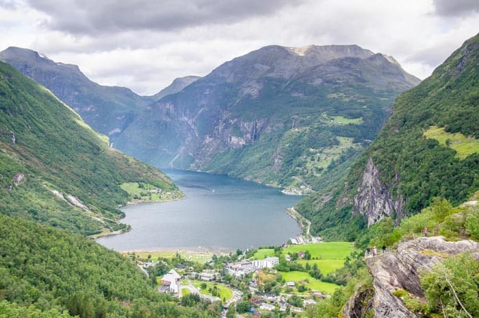 Výhled na Geirangerfjord z vyhlídky Flydasjuvet Rock, Jižní Norsko