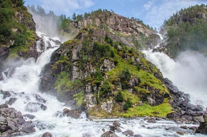 Vodopád Låtefossen přímo u silnice