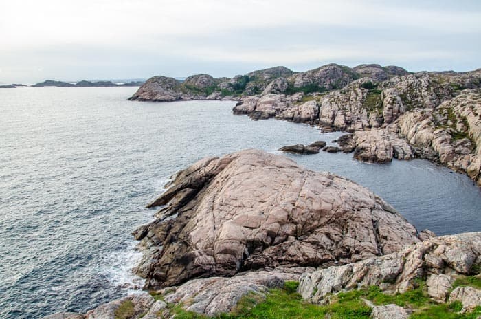 Pohled na útesy od majáku v Lindesnes, Jižní Norsko