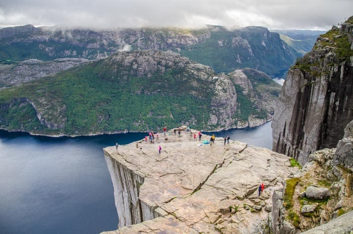 Norsko, Preikestolen - 600 metrů vysoká kolmá stěna, která se přezdívá "Kazatelna".