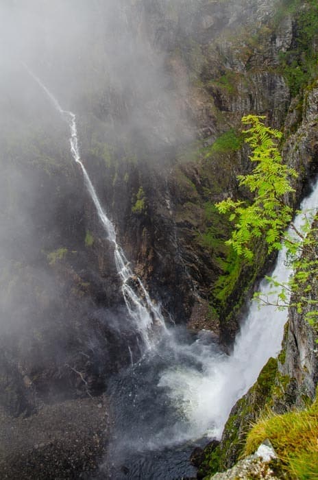 Vodopád Vøringsfossen focený za mlhy