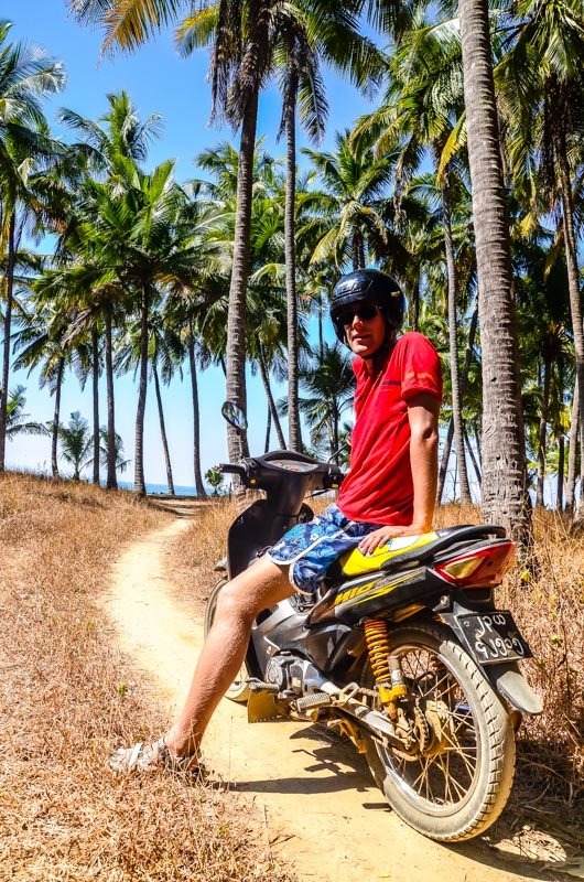 Motorka nebo skútr nabízí jedinečnou možnost pro poznání Barmy. Barma - cestování a dovolená.