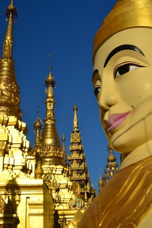 Pozlátko těchto honosných staveb je výrazným kontrastem s chudobou této země. Shwedagon Pagoda, Yangon.