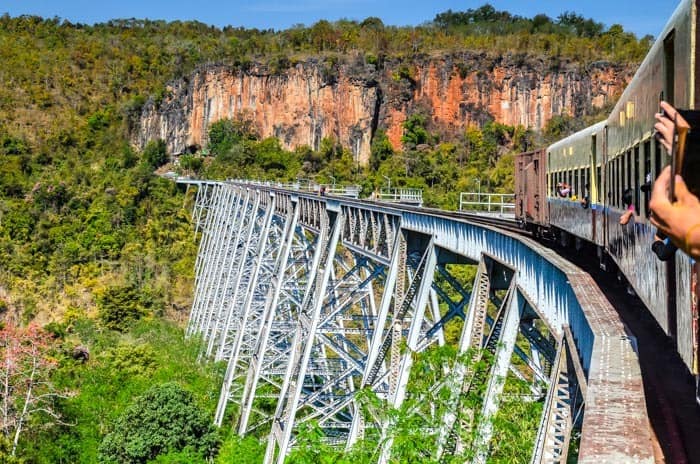 Gokteik Viaduct na cestě do Mandalay, Cestování vlakem, Barma - cestování a dovolená.