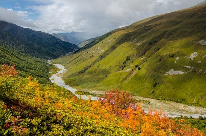 Krásné scenérie na treku do Ushguli, Gruzie