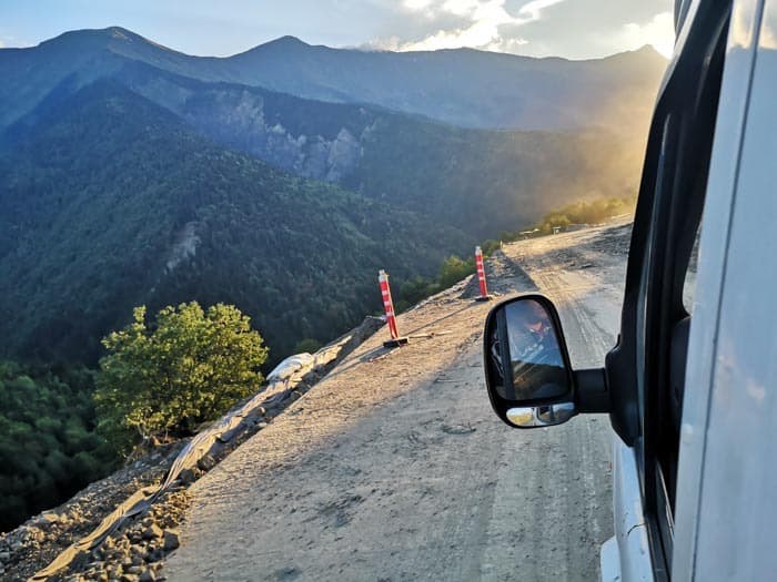 Rozpadlá silnice mezi Zugdidi a Mestia, Cestování, Gruzie.