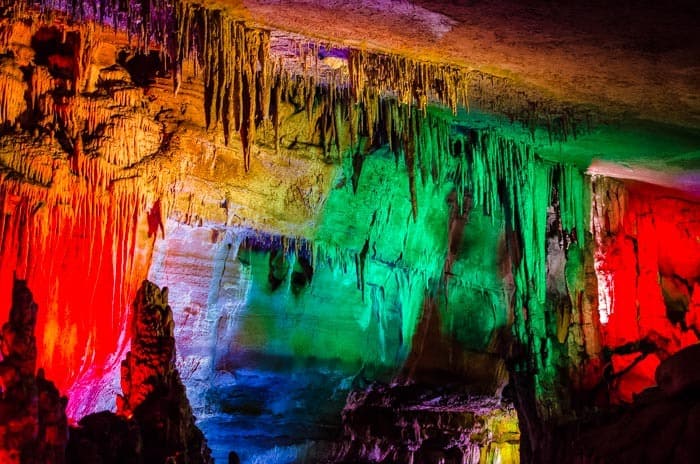 Pestrobarevná jeskyně Sataplia, Gruzie