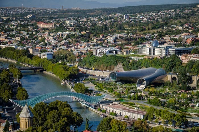 Centrum hlavního města Gruzie Tbilisi - výhled k lanovky z pevnosti Narikala