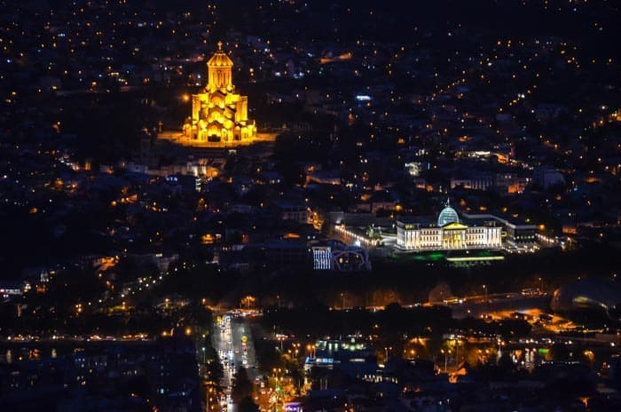 Výhled na Tbilisi z kopce Mtatsminda