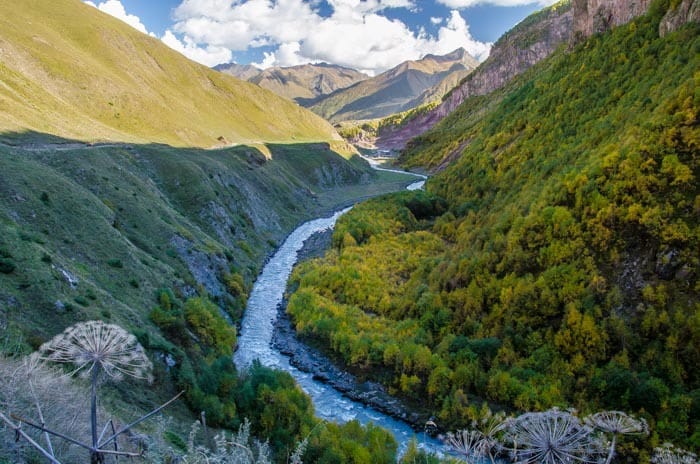 Nádherné podzimní barvy v horách Kazbegi, Gruzie