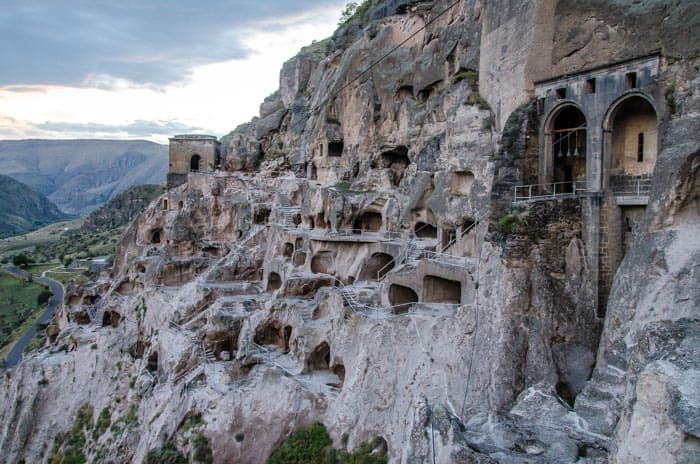 Nepřeberné množství jeskyní a skalních chodeb v komplexu Vardzia