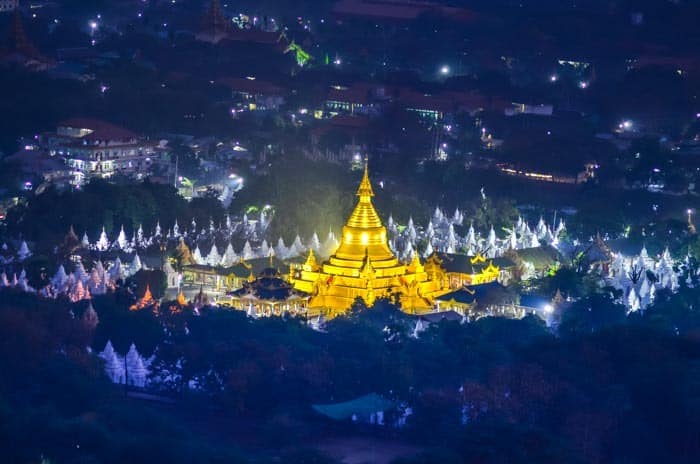 Nádherný noční výhled z Mandalay Hill