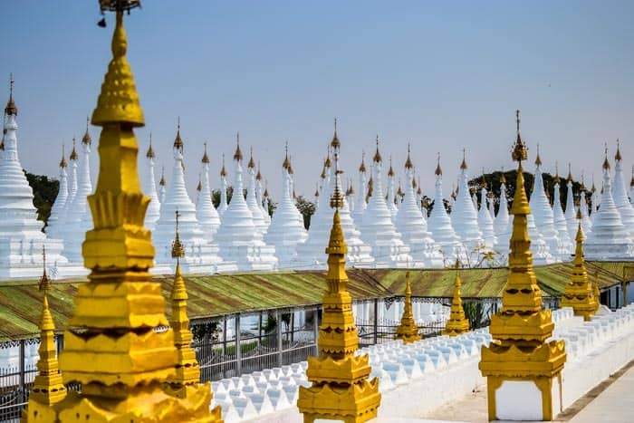 Stupa - jedna vedle druhé - Sandar Mu Ni, Mandalay