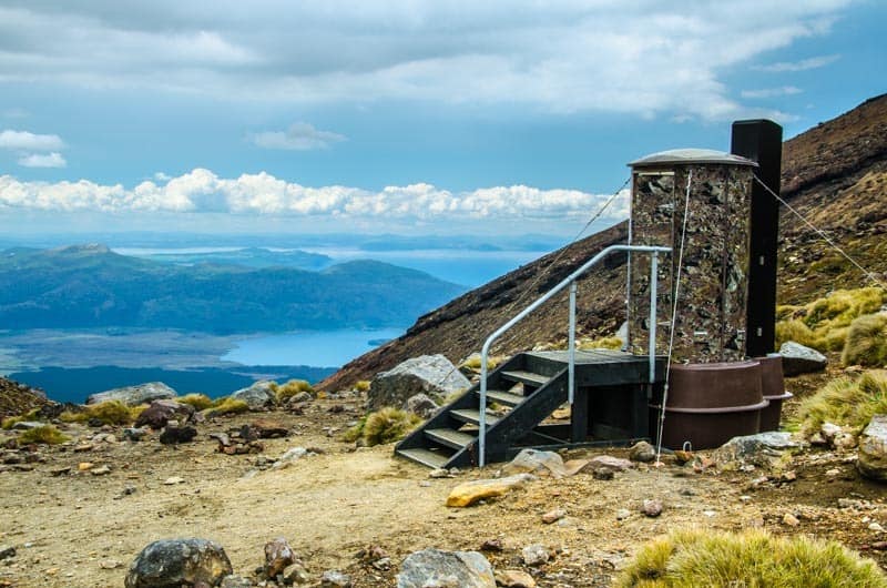 Tongariro Alpine Crossing nabízí toalety každých pár kilometrů
