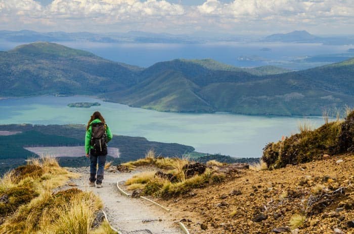 Finální část treku Tongariro Crossing a výhled na jezera.