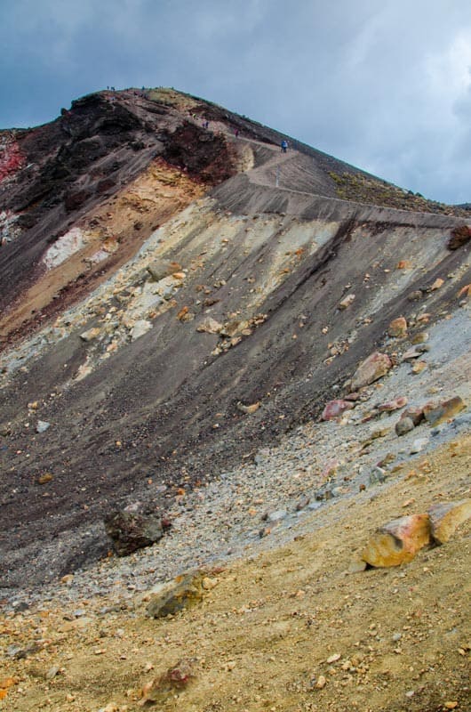 Suťovitý sestup ke Smaragdovým jezírkům. Technicky nejtěžší část treku Tongariro Crossing.