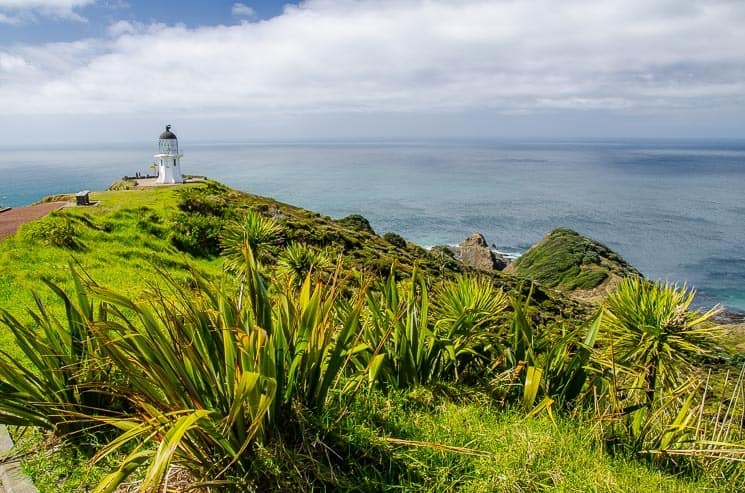 Maják Cape Reinga na rozmezí Tasmánského moře a Tichého oceánu. 