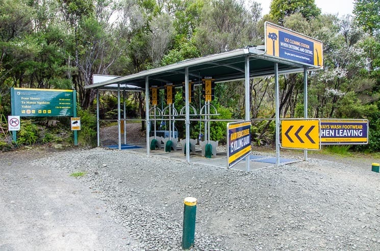 Čistící stanice, vstup u Kauri Walks, Waipou Forest. 