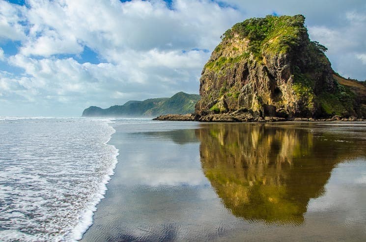 Monumentální Lion Rock, Piha Beach. Northland, Nový Zéland.