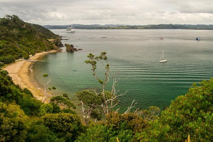 Pohled do Bay of Islands z treku Tapeka, Northland.