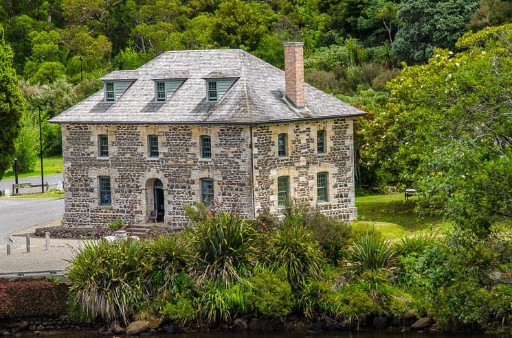 Pohled na Stone Store z druhého břehu řeky od Rewa's village, Kerikeri. 