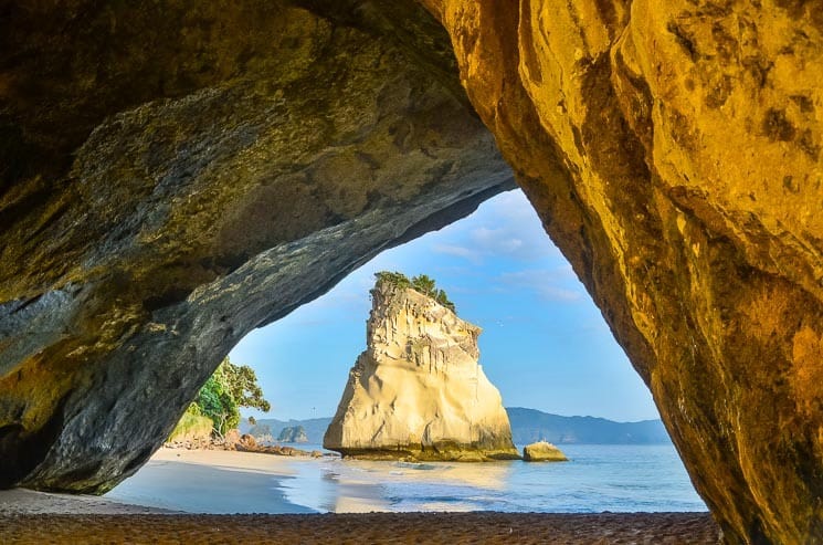 Explore the most beautiful must see places, beaches and hiking trails of the Coromandel Peninsula. Tips on Cathedral Cove, Hot Water Beach, Pinnacles, ...best things to do in Coromandel Peninsula, New Zealand