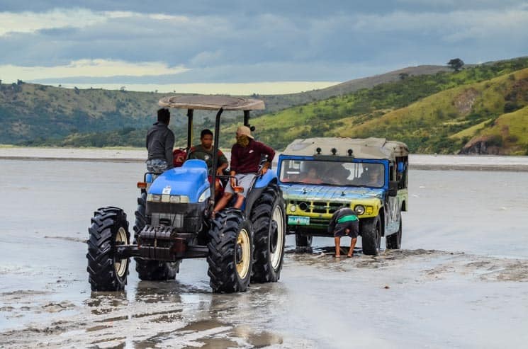 Přes řeku se i takto bytelná vozidla dostanou jen za pomoci traktoru, Mt Pinatubo tour, Luzon - Filipíny