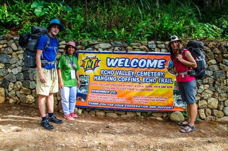 S naší průvodkyní u vstupu do Echo Valley a Hanging Coffins, Sagada