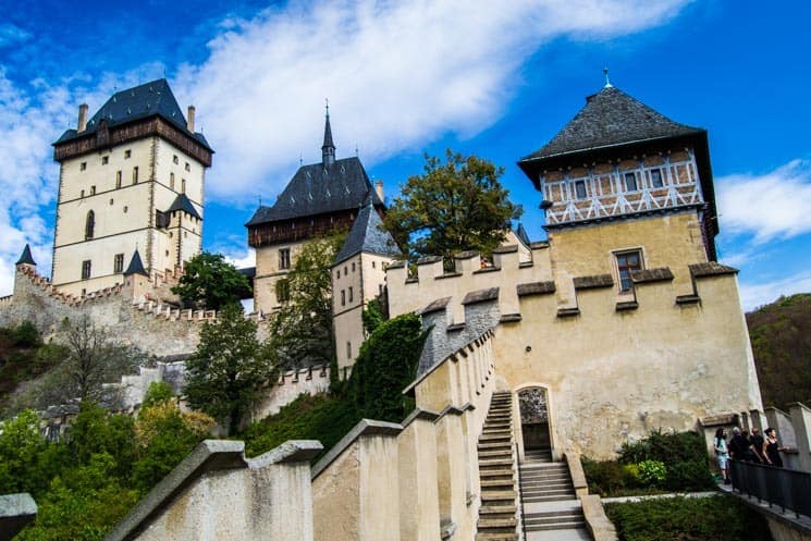 Foto Karlštejna z hradeb u studniční věže