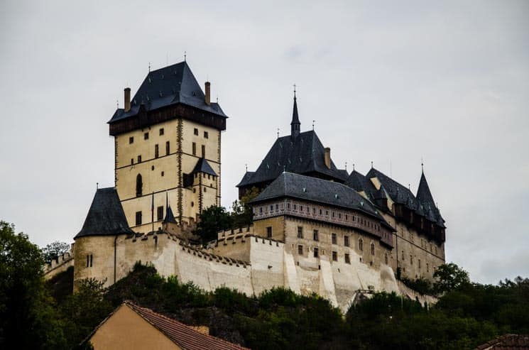 Majestátný hrad Karlštejn - 6,5 km pěšky od lomů Amerika i kousek od Prahy