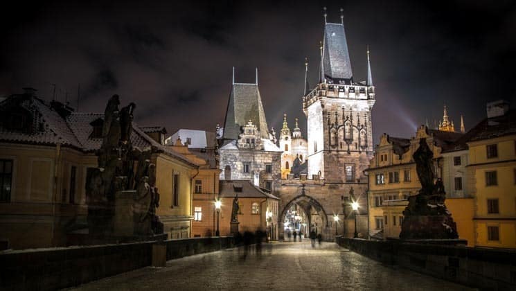 Malostranské mostecké věže v noci - Karlův most Praha
