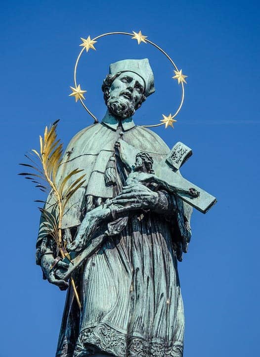 Jediná bronzová socha na Karlově mostě - sv. Jan Nepomucký, Praha