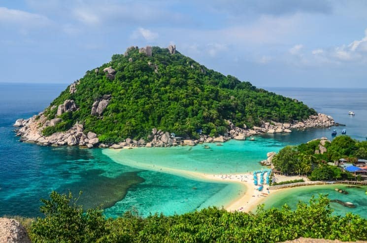 Koh Nang Yaun is a lovely island where you can get by kayaking or by boat 