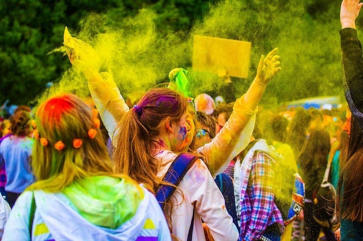 Hudební Holi Festivaly jsou v poslední době velmi oblíbené