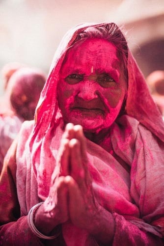 Barvy po sobě házejí všichni, bez ohledu na věk, pohlaví nebo společenské postavení. Holi Festival