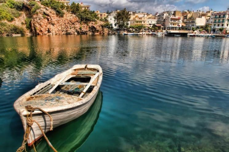 Jezero uprostřed města Agios Nikolaos. Kréta, Řecko.