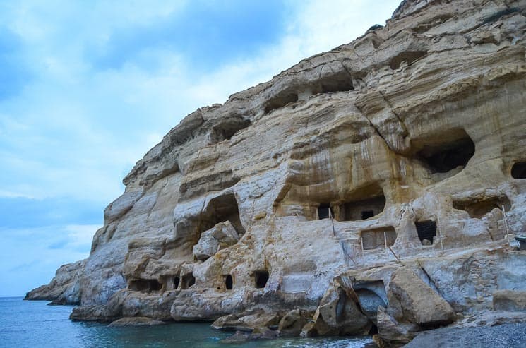 Jeskyně v útesu v Matale. Bývalé pohřebiště i tehdejší bydliště Hippies. Kréta, Řecko