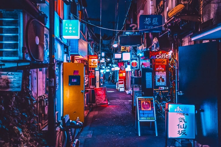 Úzké uličky mezi bary v Golden Gai, Tokio