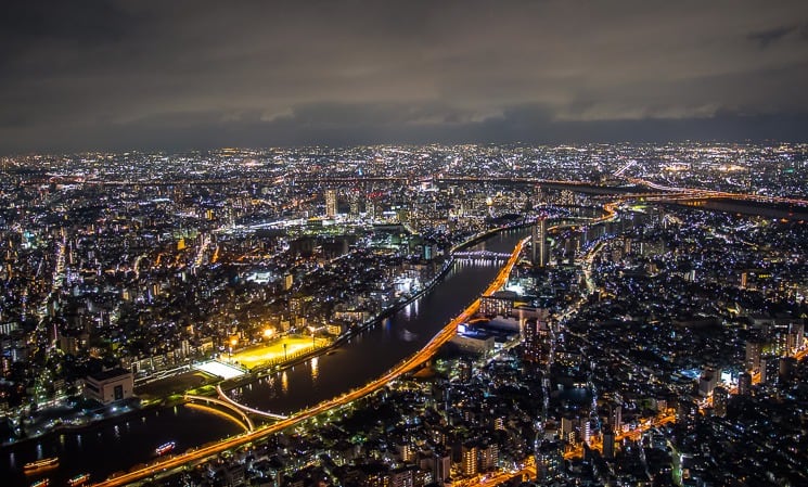 Výhled na noční Tokio z věže Skytree