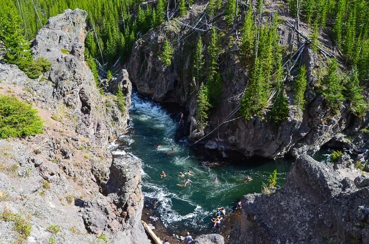 Firehole River je oblíbené místo ke koupání, můžete skočit do peřejí a nechat se jimi pár metrů unášet.