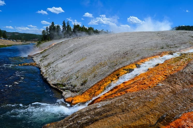 Horké prameny stékající z Midway Geyser Basinu do Firehole River.