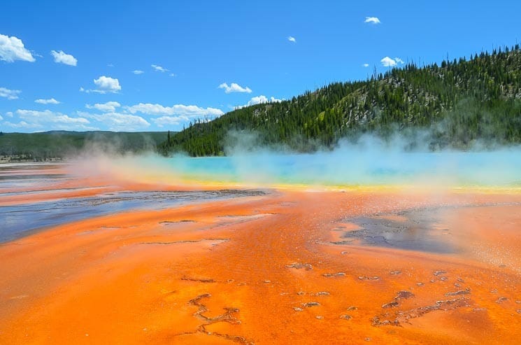 Horký pramen Grand Prismatic - pýcha národního parku Yellowstone i 3 největší termální jezero světa.